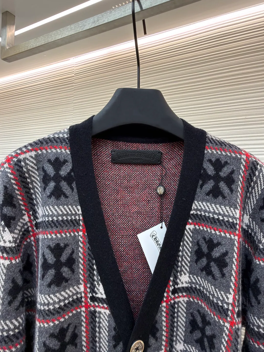 Chrome Hearts cross jacquard cashmere knitted cardigan ●Item number: 1681021-B25 ●Material: wool blended fabric ●Technology: knitted jacquard production ●Version: loose fit ●Weight: about 715 grams ●Size: S-M-L ●Description: The custom-made yarn is made of 55% wool + 30% cashmere + 15% nylon blended material. Customized leather collar label. Customized mold opening accessories and silver jewelry. (It takes an average of 220 minutes to weave ready-made clothes on imported looms. It is 4.5 times that of ordinary clothes). (emphasis added) ! ! ! Four pieces. Four patterns. Each side is different.) (Platform alignment) (Shoulder sleeve alignment) (Pocket alignment) with air cooler shaping + hand-sealed labels. Same style for men and women. The workmanship details are very good. Large quantities will be shipped out on the same day. The overall wiring is straight and delicate, the fabric is comfortable and soft, and the color is consistent without color difference. It can be matched with the same style to create a fashionable look and control various occasions. Customized accessories, complete with three standards, same style for men and women!